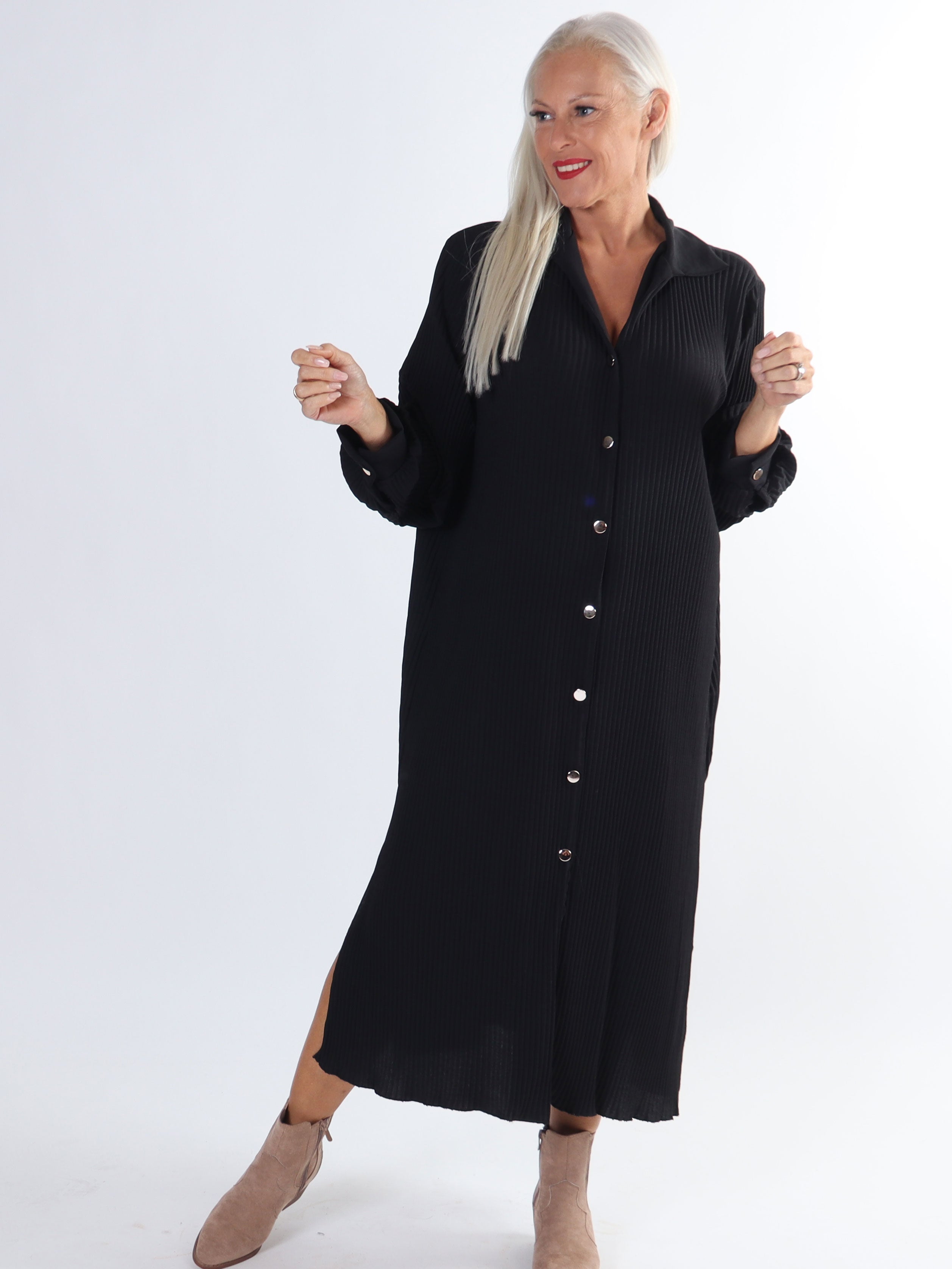 Lenora - Lang plisseret plus size kjole med knapper